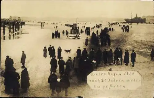 Foto Ak Kiel, Kieler Hafen 1922, nach 20 Jahren wieder zugefroren, Passanten auf dem Eis