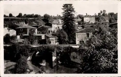 Ak Vouvant Vendée, Pont romain sur la Mere, quartier du Calvaire