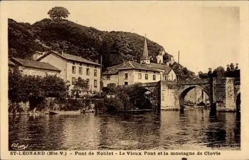 Ak Saint Léonard de Noblat Haute Vienne, Pont de Noblat, Vieux Pont et la montagne de Clovis