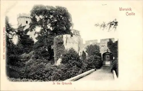 Ak Warwick Warwickshire England, Warwick Castle, Auf dem Gelände