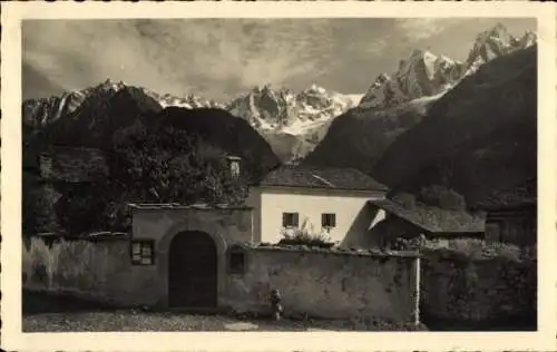 Ak Soglio Kt. Graubünden, Blick vom Burgplatz auf die Bondascagruppe