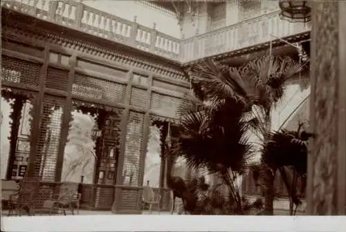 Ak Alexandria Ägypten, Innenhof mit Palmen