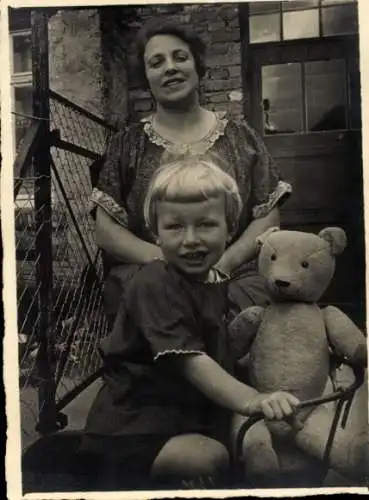 Foto Frau mit Kind, Teddy, Portrait, Spielzeug