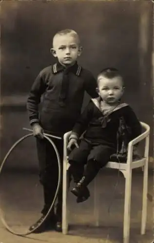 Foto Ak Düsseldorf am Rhein, Zwei Jungen mit Reifen und Spielzeugpferd, Portrait