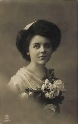 Ak Portrait einer jungen Frau mit Rosenstrauß