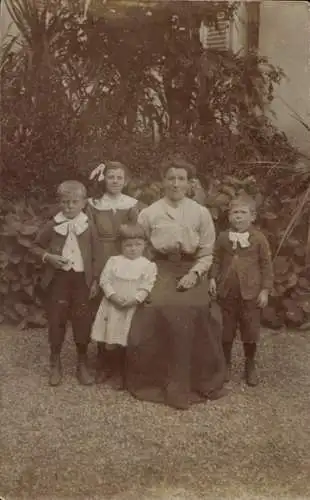 Foto Ak Frau mit vier Kindern, Portrait