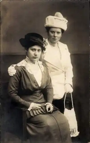 Foto Ak Zwei Frauen mit Hüten, Handtasche, Portrait