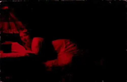 Ak Frau liest beim Schein einer Lampe