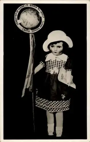 Ak Puppe mit einem Schild, Bond Zonder Naam