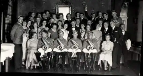 Studentika Foto Gruppenbild der Studenten in Uniformen, Säbel