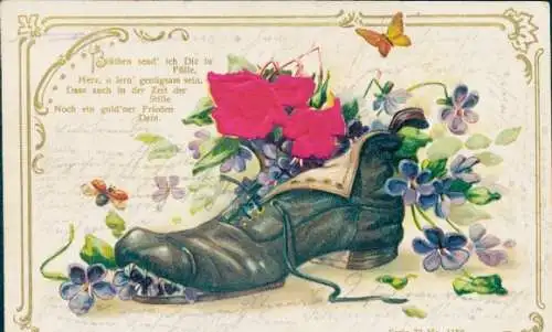 Präge Stoff Litho Veilchen in schwarzem Schuh, Blumen, Schmetterling, Kitsch