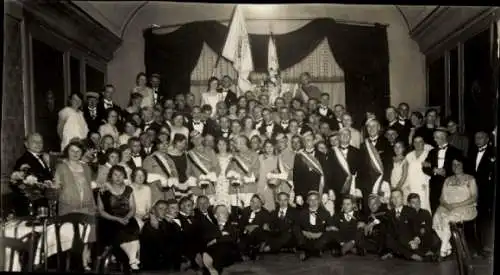Studentika Foto Gruppenbild der Studenten in Uniformen