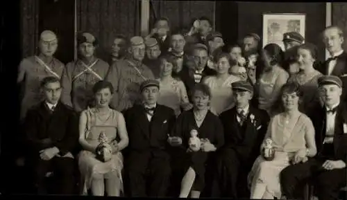 Studentika Foto Gruppenbild der Studenten in Uniformen
