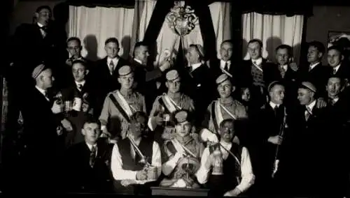 Studentika Foto Gruppenbild der Studenten in Uniformen, Jahr 1928