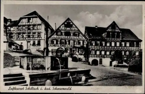 Ak Schiltach im Schwarzwald, Teilansicht, Brunnen, Fachwerkhäuser