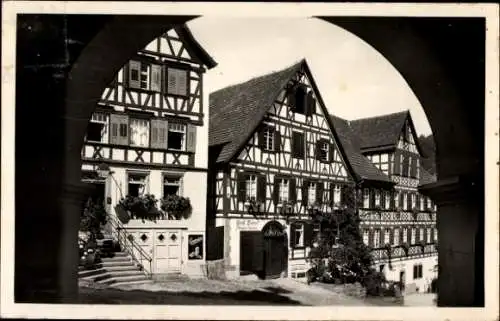 Ak Schiltach im Schwarzwald, Blick durch den Rathausbogen, Fachwerkhäuser