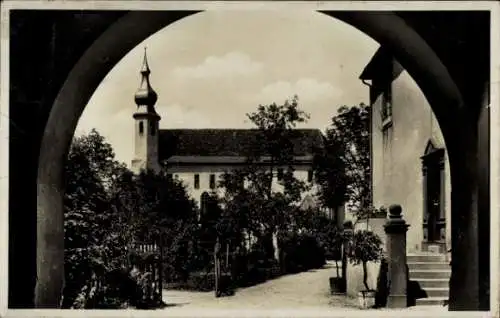Ak Mosbach am Odenwald Baden, Exerzitienhaus Maria Trost, Exerzitienkirche vom Torbogen aus