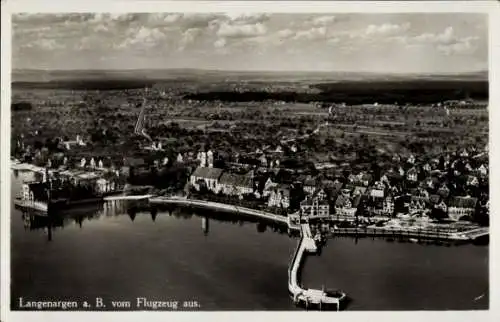 Ak Langenargen am Bodensee, Gesamtansicht vom  Flugzeug aus