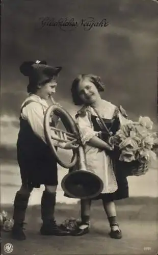 Ak Glückwunsch Neujahr, Junge mit großem Horn, Mädchen mit Blumenkorb