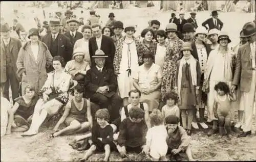 Foto Ak Gruppenaufnahme an einem Strand 1926