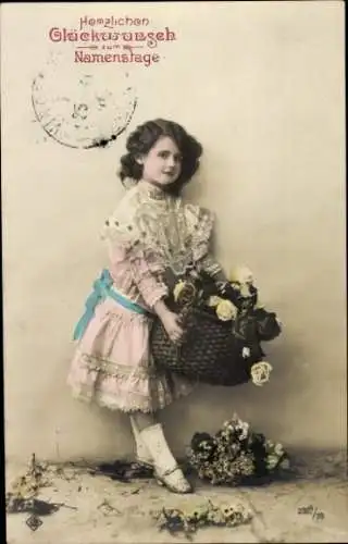 Ak Glückwunsch Namenstag, Mädchen mit Blumen in einem Korb