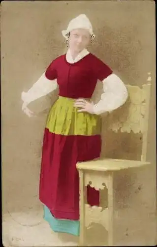 Foto Ak Frau in niederländischer Tracht