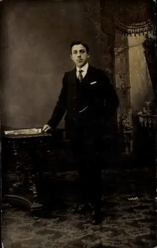 Foto Ak Standportrait von einem Mann im Anzug