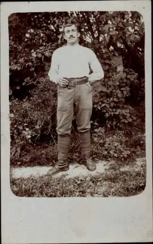 Foto Ak Standportrait von einem Mann 1918