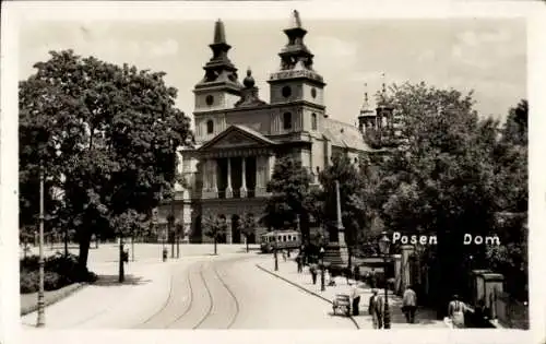 Ak Poznań Posen, Straßenpartie mit Blick auf den Dom, Straßenbahnschienen