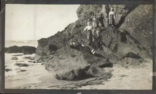Foto Frauen auf Felsen am Strand