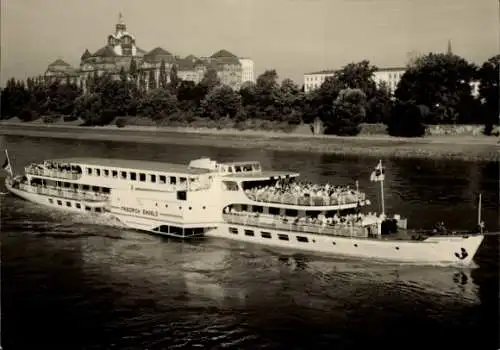 Ak Dresden, Dampfer MS Friedrich Engels auf der Elbe