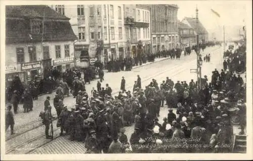 Ak Liepaja Libau Lettland, Abstransport gefangener Russen, Östliches Kriegsbild