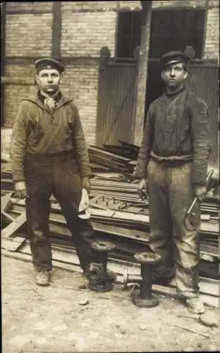 Foto Ak Wiesbaden in Hessen, Zwei Männer mit Werkzeugen, Arbeiter