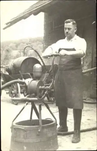 Foto Ak Mann mit Schürze an einer Maschine, Wasserpumpe