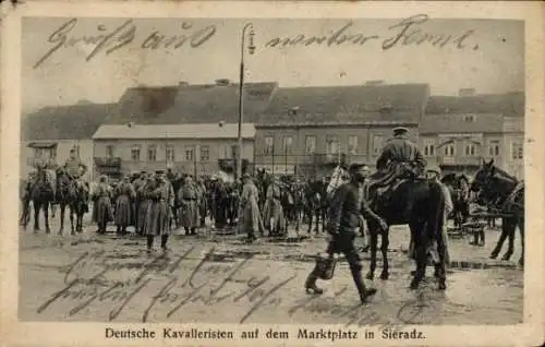 Ak Sieradz Schieratz Polen, Deutsche Kavalleristen auf dem Marktplatz