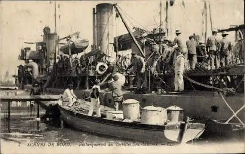 Ak Französisches Kriegsschiff, Seeleute beladen das Schiff