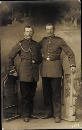 Foto Ak Stuttgart in Baden Württemberg,Zwei Deutsche Soldaten in Uniformen, Schützenschnur, Portrait