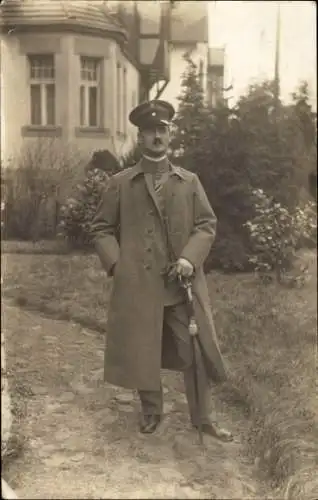 Foto Ak Deutscher Soldat in Uniform mit Mantel, Portrait