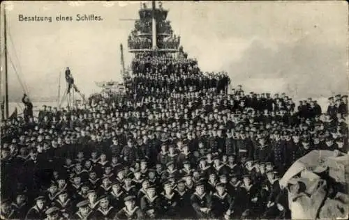 Ak Kaiserliche Marine, Besatzung an Deck eines Schiffes, Seeleute