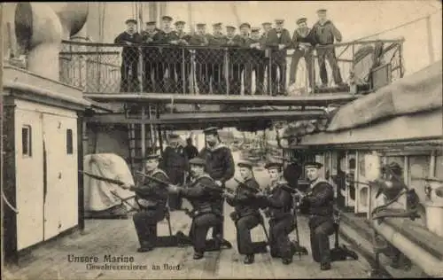 Ak Kaiserliche Marine, deutsches Kriegsschiff, Gewehrexerzieren an Bord, Seeleute