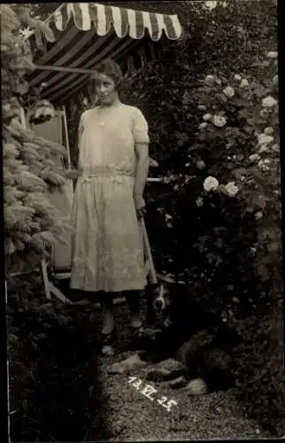 Foto Ak Frau in weißem Kleid, Garten, Rosen