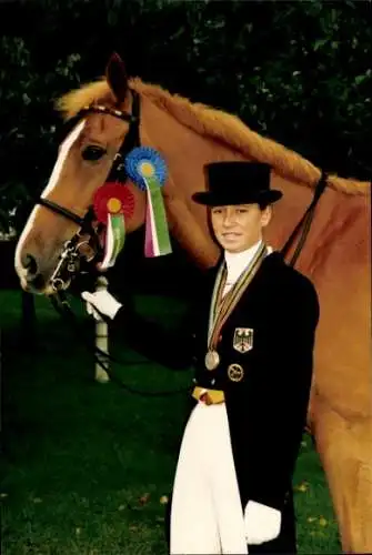 Foto Nicole Hoher, Portrait mit Pferd, Sportlerin, Pferderennsport, Autogramm
