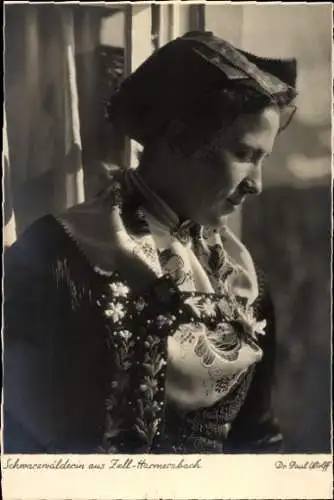 Ak Schwarzwald, Schwarzwälderin aus Zell-Harmersbach in Tracht, Haube