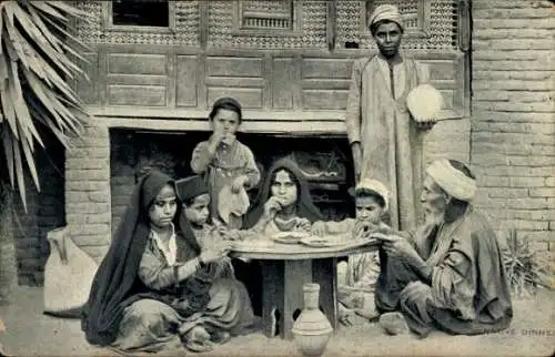 Ak Ägyptische Familie beim Essen am Tisch