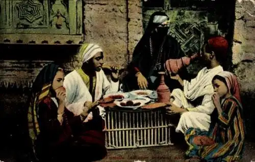 Ak Ägypten, Einheimische in Tracht am Tisch, Familienbild