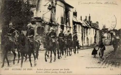 Ak Senlis Oise, Soldats francais passant, Guerre de 1914