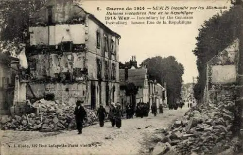 Ak Senlis Oise, incendie par les Allemands, Maisons incendiees, Rue de le Republique, Guerre 1914