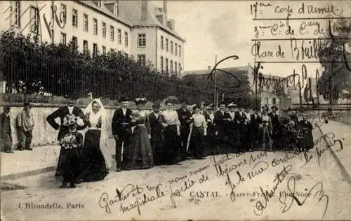 Ak Saint Flour Cantal, Brautpaar mit Gesellschaft