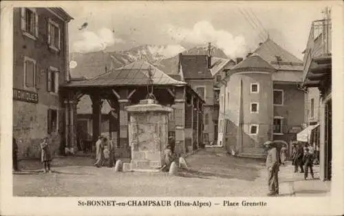 Ak St-Bonnet-en-Champsaur Hautes-Alpes, Place Grenette