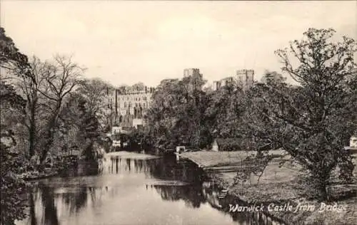 Ak Warwick Warwickshire England, Warwick Castle von Bridge